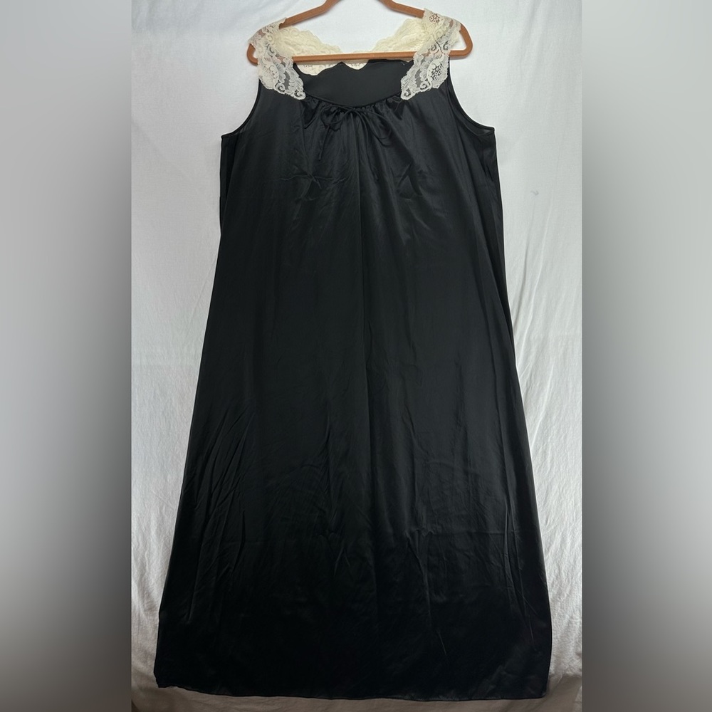 Vintage Vanity Fair‎ Black Satin Nylon White Lace Nightgown Women’s L Sleeveless